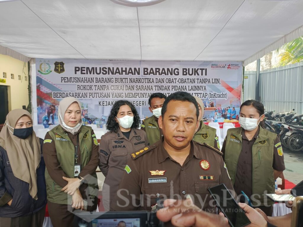 Kasi Pemulihan Aset dan Pengelolaan Barang Bukti Kejari Kota Malang, M. Bayanullah memberikan keterangan kepada wartawan