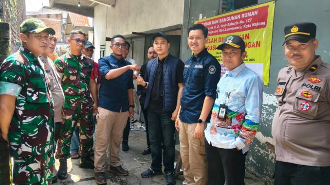 PN Malang Kelas 1A Eksekusi Rumah di Jalan Joyo Raharjo, Penghuni Kooperatif Tinggalkan Rumah, Kamis (20/11/2025).