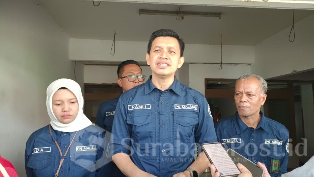 Panitera Muda Perdata PN Malang, Ramli Hidayat, SH, MH memberikan keterangan kepada wartawan