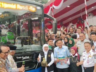 Walikota Malang, Wahyu Hidayat bersama Gubernur Jatim Khofifah Indar parawansa dan Kepala Daerah Malang Raya di saat peluncuran Bus TransJatim Koridor I di depan Balaikota Malang, Kamis (20/11/2025).