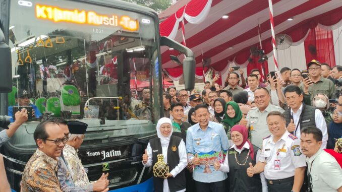 Walikota Malang, Wahyu Hidayat bersama Gubernur Jatim Khofifah Indar parawansa dan Kepala Daerah Malang Raya di saat peluncuran Bus TransJatim Koridor I di depan Balaikota Malang, Kamis (20/11/2025).
