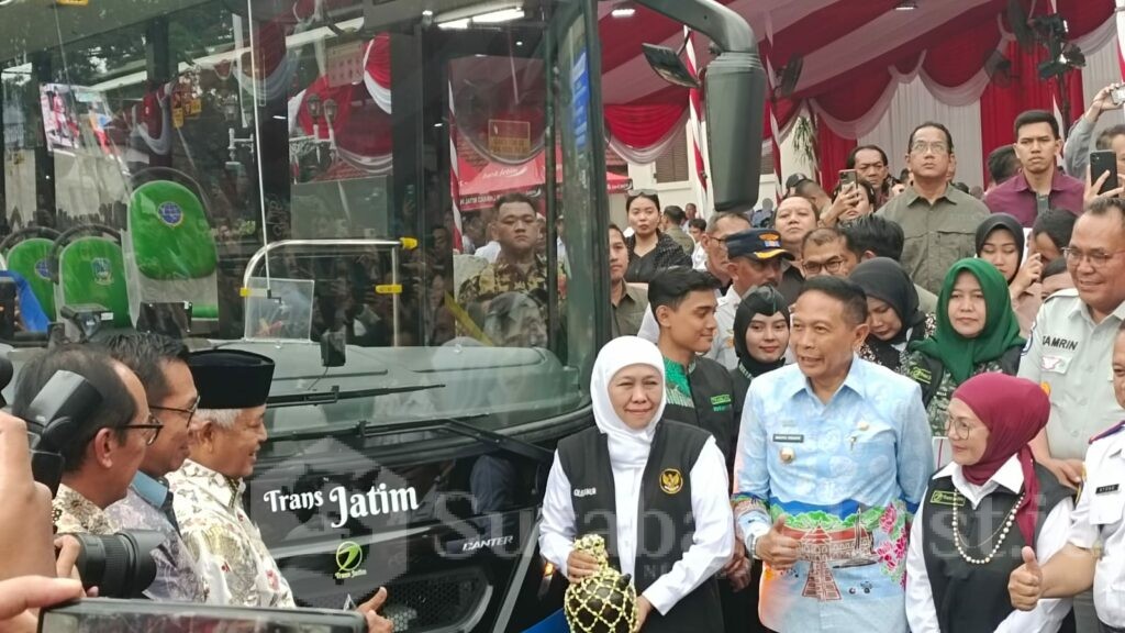 Walikota Malang, Wahyu Hidayat bersama Gubernur Jatim Khofifah Indar parawansa dan Kepala Daerah Malang Raya di saat peluncuran Bus TransJatim Koridor I di depan Balaikota Malang, Kamis (20/11/2025).