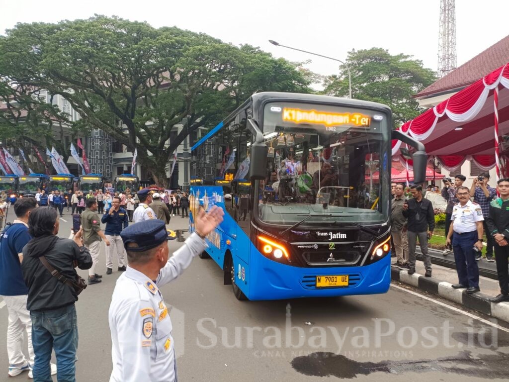 Bus TransJatim saat diluncurkan di Balaikota Malang