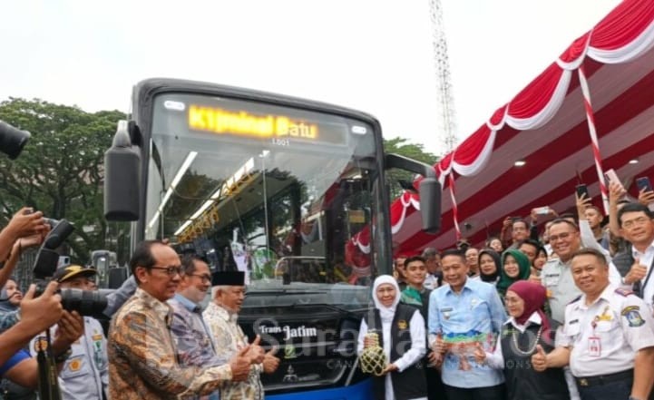 Gubernur Khofifah Indar parawansa saat peluncuran Bus TransJatim koridor 1 Malang Raya