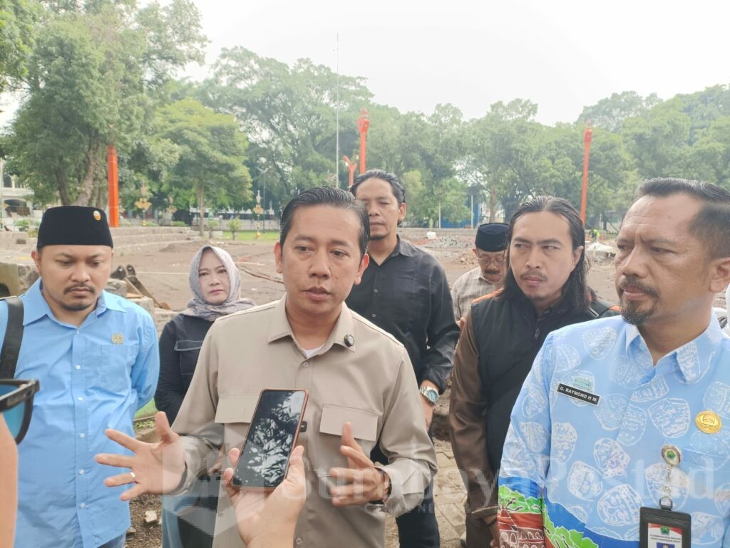 Ketua Komisi C, Muhammad Anas Muttaqin menyampaikan hasil sidak kepada wartawan