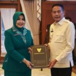 Almarhumah Hj. Hanik Andriani semasa hidup saat disahkan sebagai Ketua TP PKK Kota Malang oleh suaminya, Wahyu Hidayat selaku Wali Kota Malang. (Foto: Istimewa/dok. Pemkot Malang)