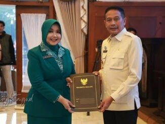 Almarhumah Hj. Hanik Andriani semasa hidup saat disahkan sebagai Ketua TP PKK Kota Malang oleh suaminya, Wahyu Hidayat selaku Wali Kota Malang. (Foto: Istimewa/dok. Pemkot Malang)