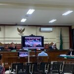 Mantan direktur Polinema membacakan eksepsi pada sidang dugaan korupsi di PN Tipikor Surabaya, Kamis 20 November 2025. (Istimewa).