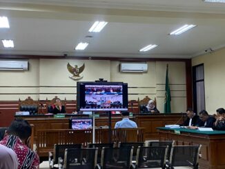Mantan direktur Polinema membacakan eksepsi pada sidang dugaan korupsi di PN Tipikor Surabaya, Kamis 20 November 2025. (Istimewa).