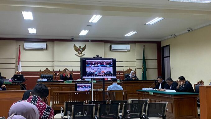 Mantan direktur Polinema membacakan eksepsi pada sidang dugaan korupsi di PN Tipikor Surabaya, Kamis 20 November 2025. (Istimewa).