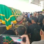 Suasana haru dan kesedihan menyelimuti prosesi pemakaman Hj. Anik Handriani Wahyu Hidayat, istri dari Wali Kota Malang, Wahyu Hidayat, yang berlangsung Jumat (21/11/2025).