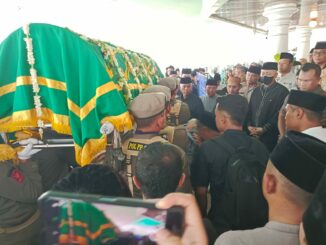 Suasana haru dan kesedihan menyelimuti prosesi pemakaman Hj. Anik Handriani Wahyu Hidayat, istri dari Wali Kota Malang, Wahyu Hidayat, yang berlangsung Jumat (21/11/2025).