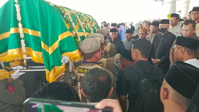 Suasana haru dan kesedihan menyelimuti prosesi pemakaman Hj. Anik Handriani Wahyu Hidayat, istri dari Wali Kota Malang, Wahyu Hidayat, yang berlangsung Jumat (21/11/2025).