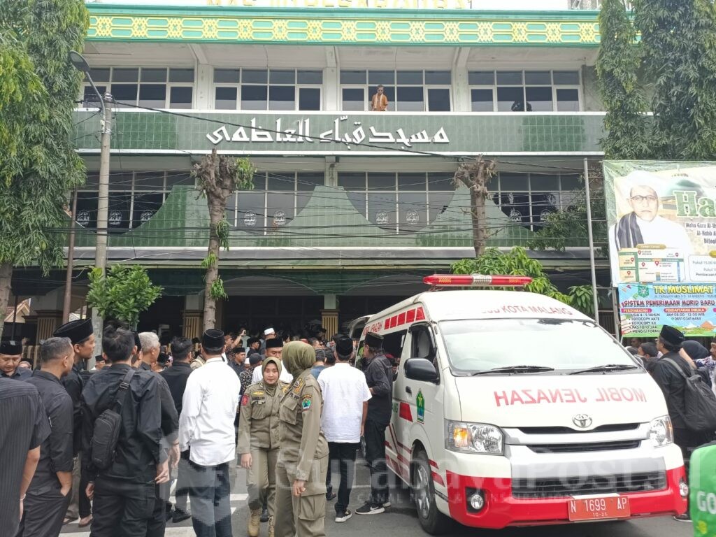 Usai di salatkan di Masjid Quba, jenazah dibawa menuju peristirahatan terakhir di TPU Kasin