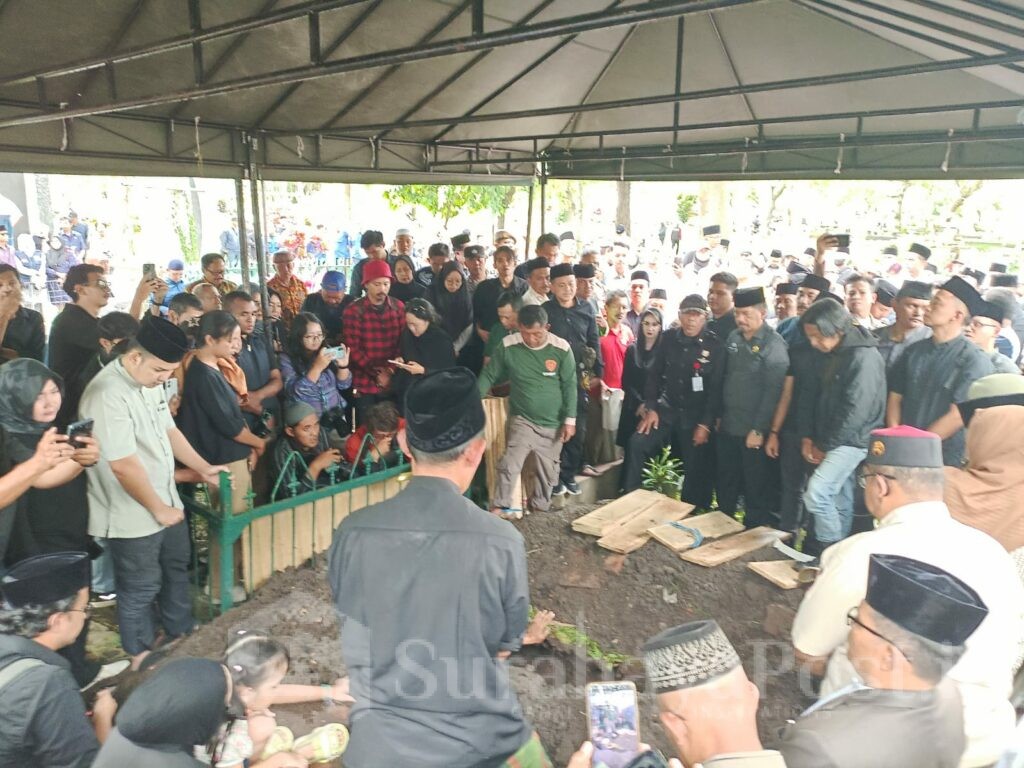 Prosesi pemakaman almarhumah Hj. Anik Handriani Wahyu Hidayat di TPU Kasin.