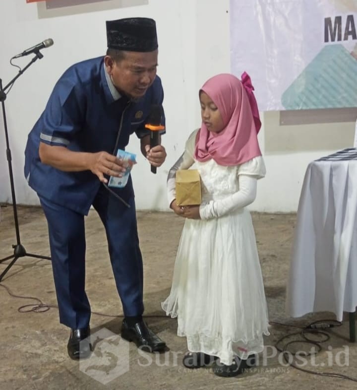 Ustadz dewan Rokhmad memberikan santunan dan motivasi kepada ananda Salma yang disabilitas saat reses tilawah Qur'an
