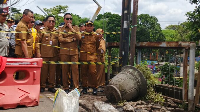 Wali Kota Malang dan Wawali Tinjau Lokasi Trotoar Jembatan Brantas Amblas, 22 Rumah Warga Terdampak, Senin (24/11/2025).