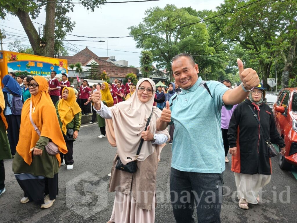 BAHAGIA: Ustadz dewan Rokhmad bersama istri ikut senam bersama di CFD milad Muhammadiyah ke 113