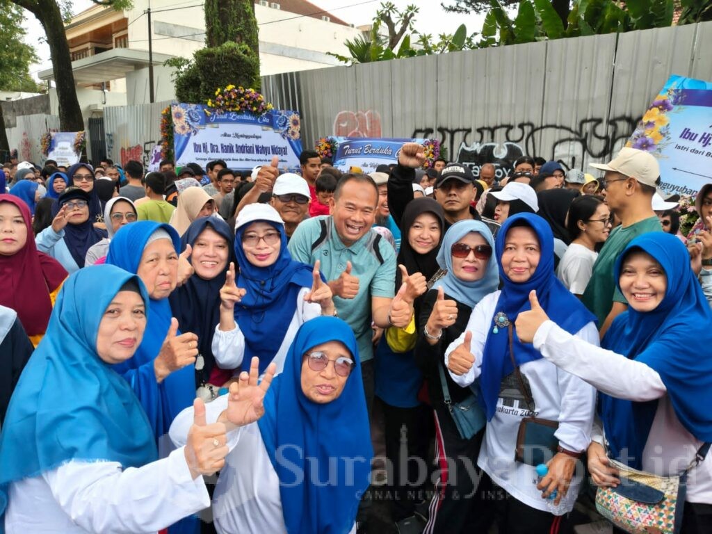 Asiknya emak - emak pose bersama ustadz Rokhmad usai senam bersama