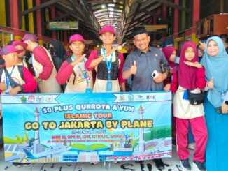 Ustadz Rokhmad, Anggota Dewan Kota Malang Lepas Rombongan Islamic Tour to Jakarta by Plane SD Plus Qurrota A'yun, Selasa 25 November 2025 pagi. (ist).
