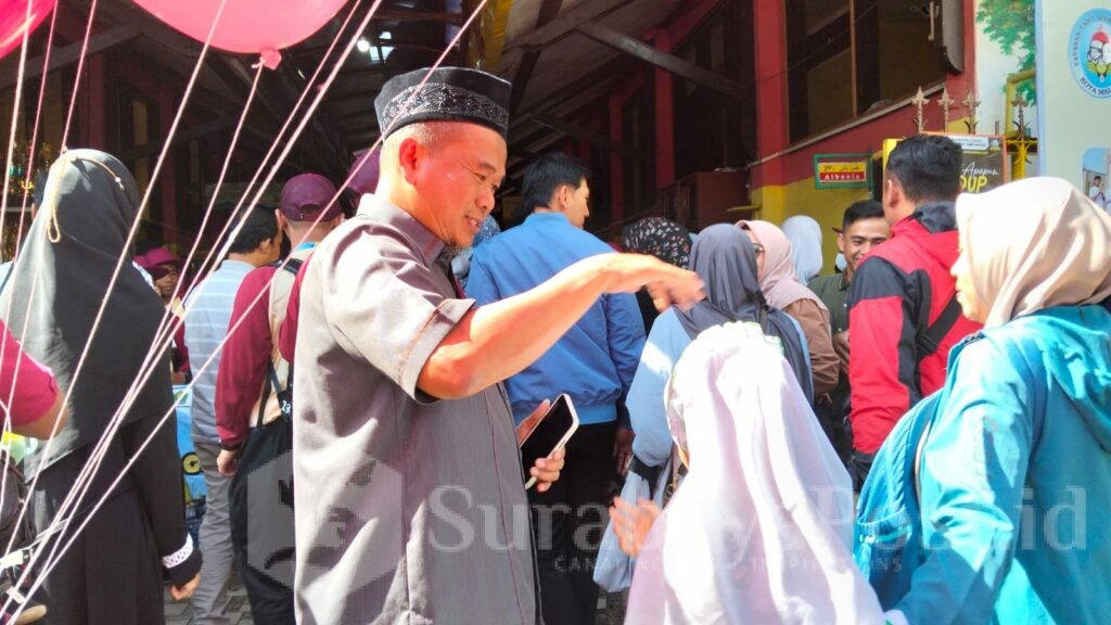 Ustadz Rokhmad menyalami para siswa, guru serta komite sekolah yang hendak terbang menuju Jakarta. (ist).