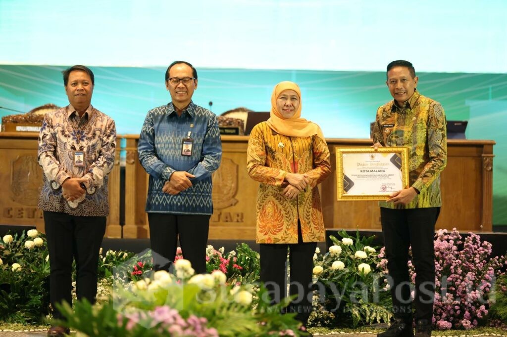 Wali Kota Malang, Wahyu Hidayat menerima penghargaan dari Gubernur Jatim, Khofifah Indar parawansa. (Sumber Prokompim).