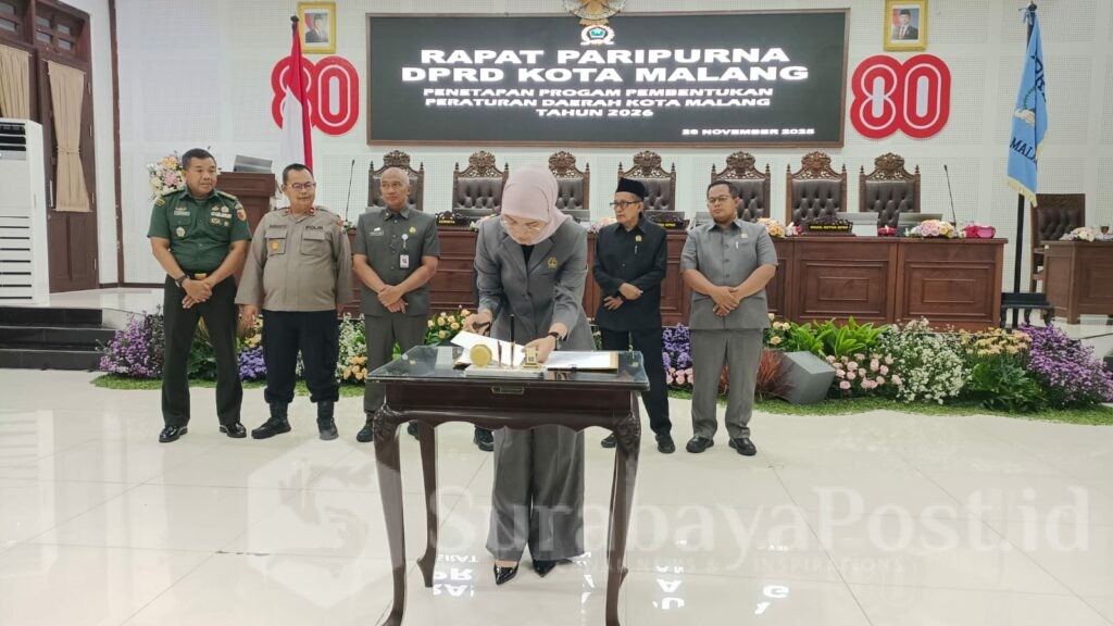 Ketua DPRD Kota Malang, Amithya Ratnanggani Sirraduhita menandatangani penetapan 18 prioritas program pembentukan Perda.