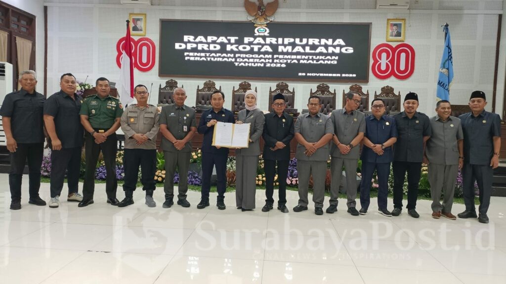 Ketua DPRD Kota Malang, Amithya Ratnanggani Sirraduhita menyerahkan dokumen penetapan 18 Perda prioritas di 2026 kepada Wakil Wali Kota Malang, Ali Muthohirin.