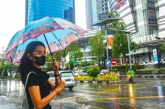 Hujan di Surabaya Tercemar Mikroplastik: Ancaman Baru yang Tak Terlihat