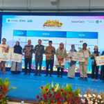Wali Kota Malang, Wahyu Hidayat didampingi Kepala Diskopindag, Eko Sri Juliadi pose bersama pemenang UMKM Award 2025, Kamis (27/11/2025).