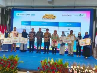Wali Kota Malang, Wahyu Hidayat didampingi Kepala Diskopindag, Eko Sri Juliadi pose bersama pemenang UMKM Award 2025, Kamis (27/11/2025).