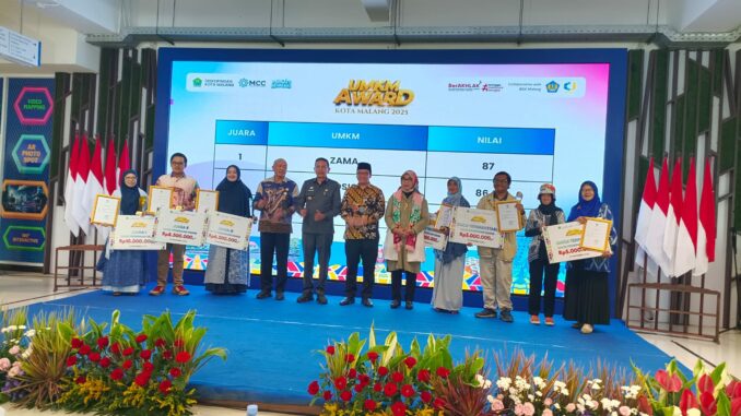 Wali Kota Malang, Wahyu Hidayat didampingi Kepala Diskopindag, Eko Sri Juliadi pose bersama pemenang UMKM Award 2025, Kamis (27/11/2025).