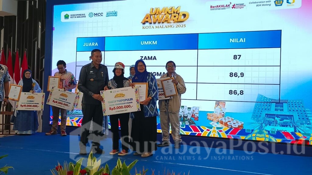 Kota Malang, Wahyu Hidayat menyerahkan piagam penghargaan kepada para pemenang UMKM Award 2025, Kamis (27/11/2025).