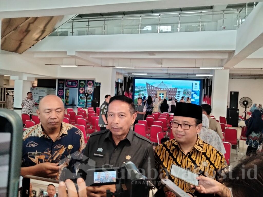 Wali Kota Wahyu Hidayat memberikan keterangan kepada wartawan