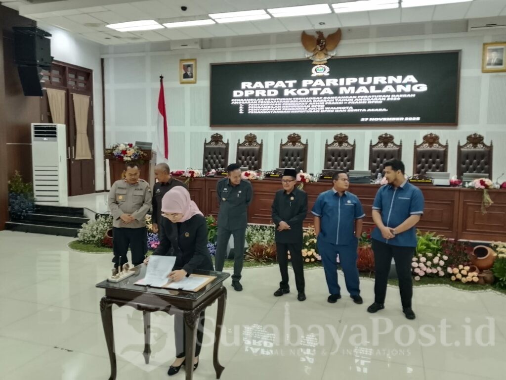 Ketua DPRD Kota Malang, Amithya Ratnanggani Sirraduhita menandatangani persetujuan Ranperda APBD 2026.