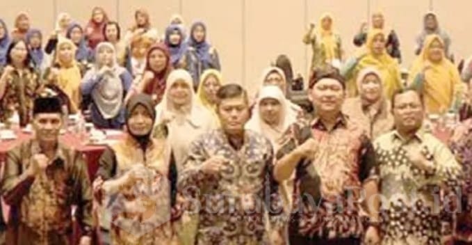 Kepala Disdikbud Kota Malang Suwarjana, SE, MM pose bersama dalam kegiatan penguatan peran Bunda PAUD. (istimewa).