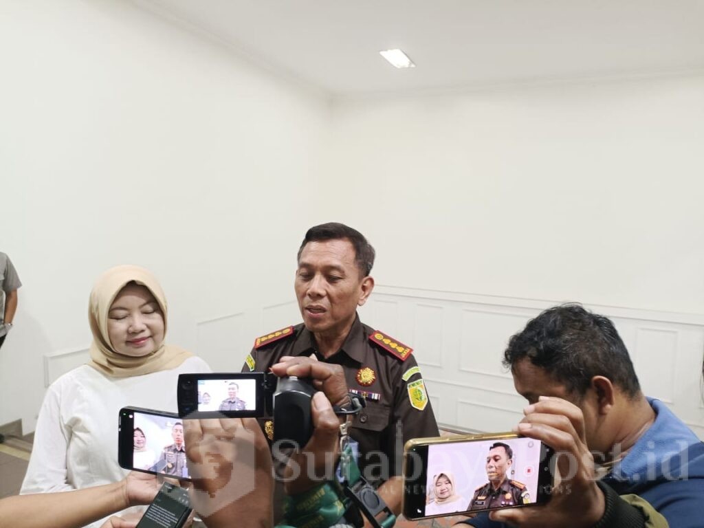 Kajari Tri Joko, SH, MH memberikan keterangan kepada wartawan