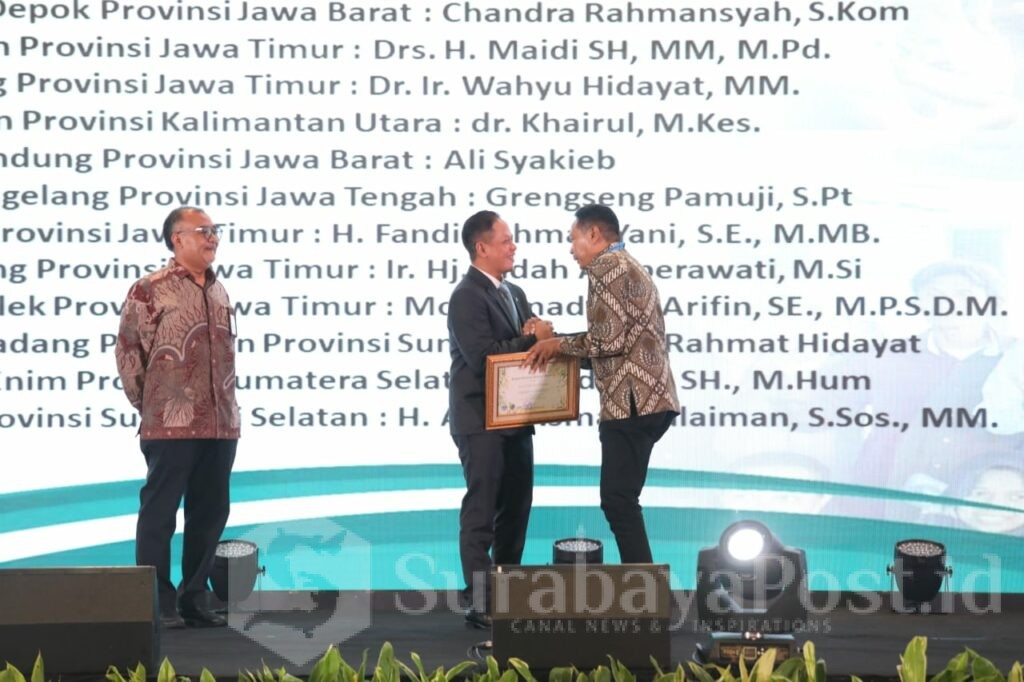 Penghargaan ini diberikan karena Wahyu memiliki kebijakan yang dinilai pro dengan mitigasi dan adaptasi masyarakat dalam menghadapi perubahan iklim. (Sumber Prokompim).