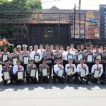 Kapolresta Malang Kota, Kombes Pol Nanang Haryono SH, SIK, MSi, memberikan apresiasi dan reward kepada 31 personel Polri dan Polwan serta 2 ASN. (Foto: Humas Polresta).