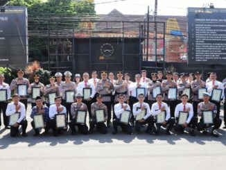 Kapolresta Malang Kota, Kombes Pol Nanang Haryono SH, SIK, MSi, memberikan apresiasi dan reward kepada 31 personel Polri dan Polwan serta 2 ASN. (Foto: Humas Polresta).