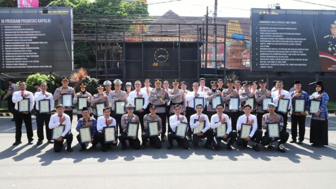 Kapolresta Malang Kota, Kombes Pol Nanang Haryono SH, SIK, MSi, memberikan apresiasi dan reward kepada 31 personel Polri dan Polwan serta 2 ASN. (Foto: Humas Polresta).