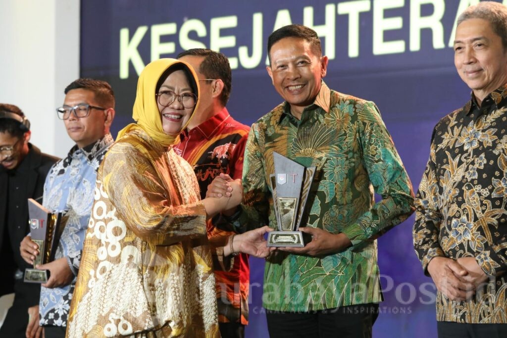 Wali Kota Malang, Wahyu Hidayat saat menerima penghargaan. (Sumber Prokompim).