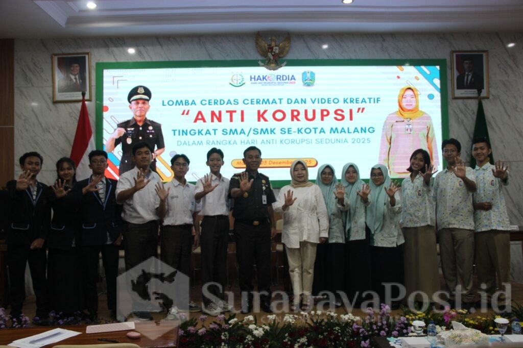 Kajari Tri Joko dan Kepala Cabang Dinas, Hastini Ratna Dewi pose bersama para juara Lomba Cerdas cermat. (ist).