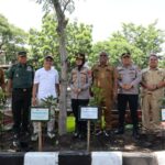 Pelindo Marine Service Bersama Wakapolres Tanjung Perak Tanam Pohon di Taman Toga RW 09, Tanah Kali Kedinding, Surabaya, Jawa Timur. (istimewa).
