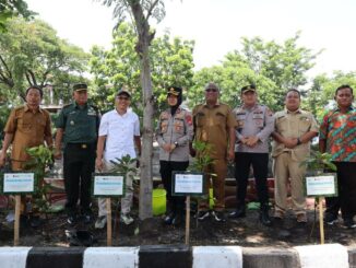 Pelindo Marine Service Bersama Wakapolres Tanjung Perak Tanam Pohon di Taman Toga RW 09, Tanah Kali Kedinding, Surabaya, Jawa Timur. (istimewa).