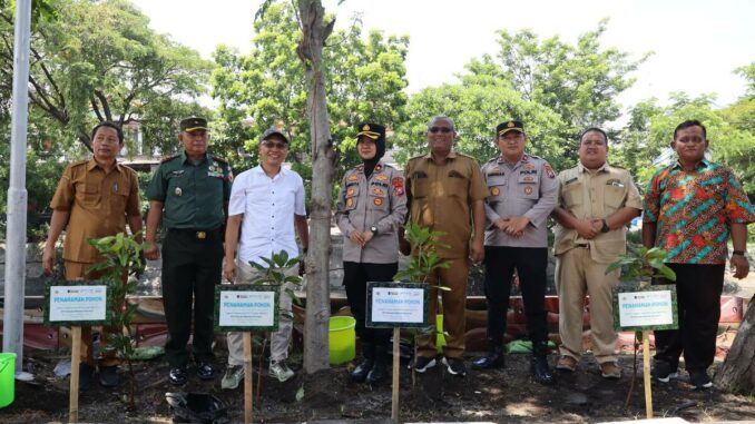 Pelindo Marine Service Bersama Wakapolres Tanjung Perak Tanam Pohon di Taman Toga RW 09, Tanah Kali Kedinding, Surabaya, Jawa Timur. (istimewa).