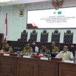 Ustadz Rokhmad saat mengikuti rapat koordinasi pimpinan dan anggota DPRD Kota Malang yang dihadiri oleh OPD terkait, Senin (8/12/2025).