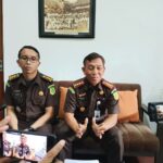 Kajari Kota Malang, Tri Joko, SH, MH didampingi Kasi Intelijen, Agung Radityo, SH, MH saat memberikan keterangan kepada wartawan, Selasa (9/12/2025).