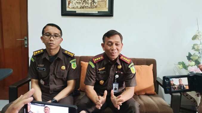 Kajari Kota Malang, Tri Joko, SH, MH didampingi Kasi Intelijen, Agung Radityo, SH, MH saat memberikan keterangan kepada wartawan, Selasa (9/12/2025).