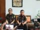 Kajari Kota Malang, Tri Joko, SH, MH didampingi Kasi Intelijen, Agung Radityo, SH, MH saat memberikan keterangan kepada wartawan, Selasa (9/12/2025).